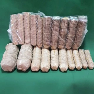 กระทงขนมเข่ง กระทงใบตองแห้ง มี 6 ขนาด บรรจุต่อแถว 100 ใบ ใช้ไม้กลัดทุกใบ