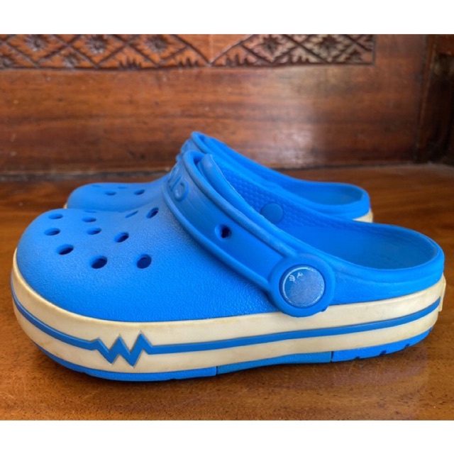 Crocs รองเท้าแบรนด์แท้ มือสอง 17.5 cm