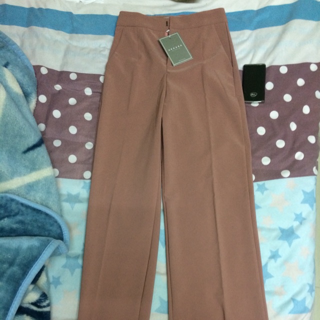 กางเกงขากระบอกตรงไม่เคยใส่แต่ตัดป้ายออกไปซักแล้วนะคะ งานป้ายAKARA ส่งต่อ 270฿  size: s เอว25-26 สพ 3