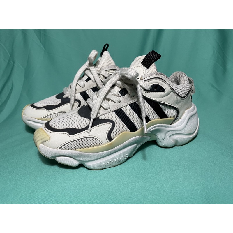 รองเท้า adidas magmur runner สีขาว ผู้หญิง Size 38 ของแท้💯 (มือสอง)
