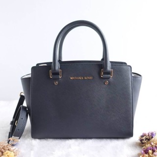 Michael kors selma medium satchel มีสีกรม Admiral กับสีม่วง Damson ใบนี้งานชอป สวยหรูสุดๆ มีถุงผ้าค่ะ