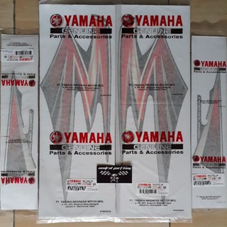 สติกเกอร์ติดถังน้ํามัน และกล่องแบตเตอรี่ สีแดง ของแท้ สําหรับ YAMAHA YGP 3KA-F4246-V0/3KA-F4247-V0/3KA-F174G-V0/3KA-F174H-V0 2003-2004