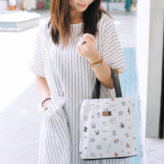 KEPT [S] Geometric กระเป๋าหิ้วขนาด S ลาย Geometric สายหิ้วสีดำ
