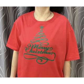 เสื้อยืดผ้าฝ้าย เสื้อยืดคริสต์มาสDark Green ❄️ Merry Christmas Tree Red T-Shirt