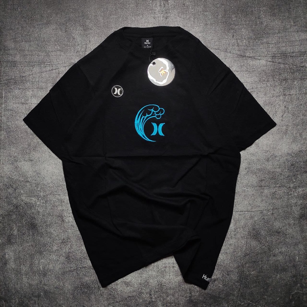 สีดํา HURLEY เสื้อยืด EMBROIDERED BLUE WAVE โลโก้ HURLEY สีดํา TSHIRT ชายเสื้อยืด