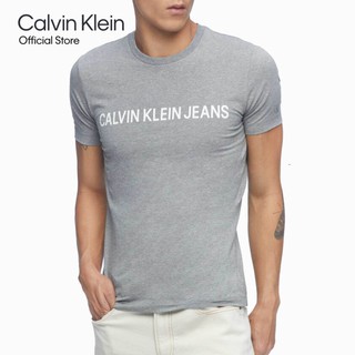 เสื้อยืดอินเทรนด์ผู้ชายอินเทรนด์ผู้หญิงCalvin Klein  เสื้อยืดผู้ชาย รุ่น J318045 P2D สีเทาS-3XL