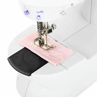เครื่องจักรเย็บผ้าขนาดเล็ก พกพาสะดวก รุ่น Mini Sewing Machine (สีม่วง)-