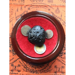 หินอุกกาบาตร สะเก็ดดาว หรืออุลกมณี(Natural Tektite)เหมาะแกะสลักทำเครื่องประดับ บันดาลโชคลาภ สติปัญญา และเมตตามหานิยม