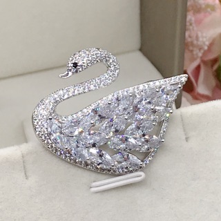 (สินค้าพร้อมส่ง)เข็มกลัดหงส์แบบแบรนด์ ประดับเพชรมาคีส์ CZ ปลายหาง