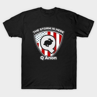 เสื้อยืดแขนสั้น พิมพ์ลาย The Storm Here Q Anon แฟชั่นฤดูร้อน สําหรับผู้ชาย