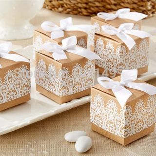 กล่องของขวัญลายลูกไม้ • White Lace Gift Box