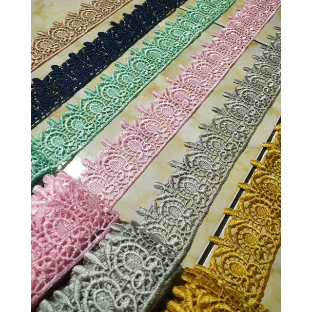 Varia Mukena Roll ลูกไม้ปัก