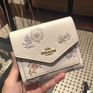 แท้💯% 🎀COACH F69849 กระเป๋าสตางค์สุภาพสตรีใหม่กระเป๋าสตางค์สามพับ ลายดอกไม้ กระเป๋าสตางค์หนังกระเป๋าใส่เหรียญผู้หญิงกระเป๋าสตางค์สั้นกระเป๋าสตางค์แบบสแน็ป