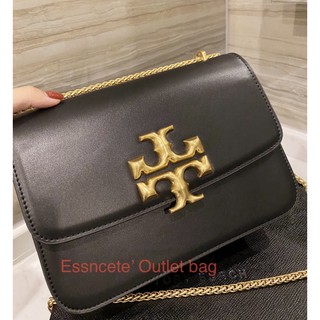 #Tory รุ่น Eleanor Small Convertible Shoulder Bag ใบนี้มาในรูปทรงสี่เหลี่ยมผืนผ้า ด้านหน้าประดับด้วยด้วยโลโก้แบรนด์