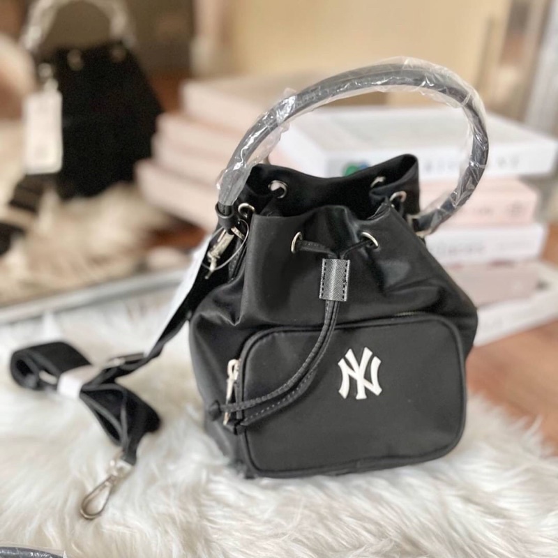 กระเป๋าสะพาย กระเป๋าเป้ MLB Nylon Bucket Bag New York Yankees สีดำ ◾️◾️
