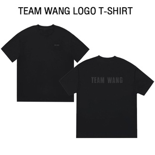 HM TEAM WANG LOGO T-SHIRT ทีมวัง เสื้อยืดโลโก้ทีมวัง เสื้อยืดผ้า Cotton 100% พิมพ์ LOGO TEAM WANG สีดำ เสื้อยืดคอกลมผ้าฝ