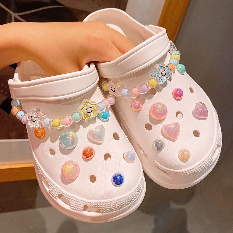 jibbitz crocs ตัวติดรองเท้า Sanrio อุปกรณ์เสริมรองเท้า ประดับลูกปัดทับทิม รูปหัวใจ และหน้ายิ้ม สีสันสดใส diy ที่ติดรองเท้า