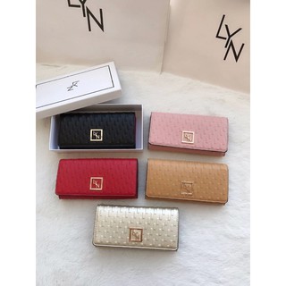 Lyn Wristlet Wallet กระเป๋าสตางค์ใบยาวซิปรอบ หนัง PU. พร้อมสายคล้องข้อมือถอดออกได้