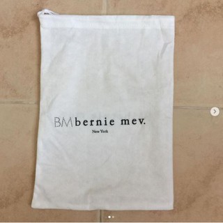 ถุงผ้า แบรนด์ Bernie Mev. ช่วยป้องกันของด้านใน ถุงใส่รองเท้า สีขาว ของแท้ จาก shop ถุงผ้าหูรูด เนื้อถุงผ้าคือดีมาก มือ 1