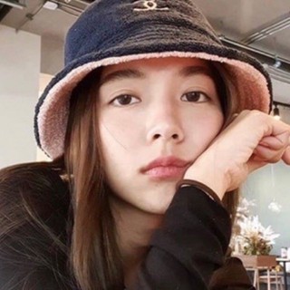 CHANEL BUCKET HATใหม่ล่าสุดกับหมวก Chanel ขนนุ่มนิ่ม ใบเดียวกับคุณ ดิวใส่ งานเกรดสวยมาก