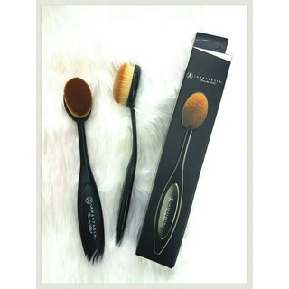 แปรงลงรองพื้นด้ามดำ Black Foundation Brush Anastasia(อนาส์ตาเซีย) ผลิตจากวัสดุคุณภาพดี ช่วยเกลี่ยรองพื้นให้เรียบเนียน