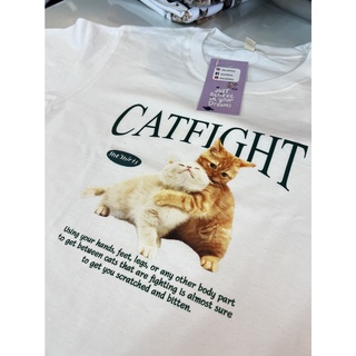 (พร้อมส่ง) เสื้อยืดน่ารัก ลายน้องแมว CAT FIGHT เสื้อแฟชั่นผู้หญิง ราคาถูก ใส่เป็น Oversize ได้ เนื้อผ้าCotton