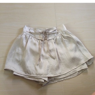 กระโปรงกางเกง สีทองอ่อนๆ ผ้าลื่นๆ เอวยางยืด size s ยาว 14 นิ้ว
