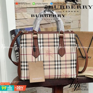 Burberry Medium title tote bag กระเป๋าทำงานดีไซน์สวย เป็นกระเป๋า Tote ที่ออกแบบมาเพื่อให้เหมาะกับการใช้งานของสาวออฟฟิต