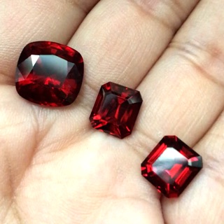 (ลดแร๊งส์ เหมากล่อง)โกเมนแท้  พรีเมี่ยมเกรด หนักรวม 15 กะรัต สวยมากค่ะ