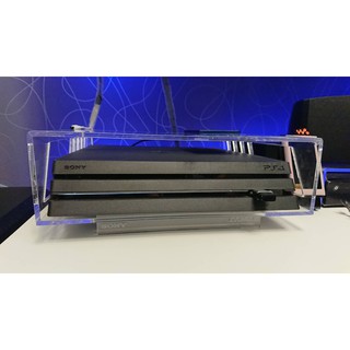 ชั้นวางเครื่องPS4 Slim แบบอะคริลิคหนา มีเจาะช่องระบายความร้อน แข็งแรงทนทาน วางยกลอยเครื่องให้ระบายอากาศได้ดี