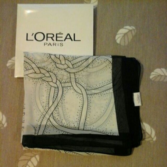 ผ้าพันคอแบบยาว ของ L'Oreal