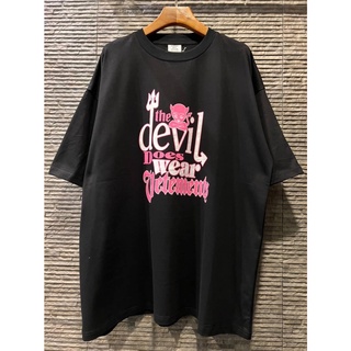 VETEMENTS DEVIL DOES WEAR VETEMENTS T-SHIRT เสื้อยืดคอกลมแขนสั้น แบรนด์เวตมองต์ส สกรีนตัวหนังสือ ทรงใหญ่โอเวอร์ไซส์