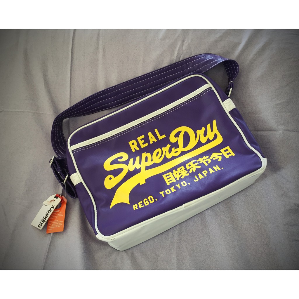 SuperDry รุ่น Alumni Bag กระเป๋าหนังสะพายข้าง