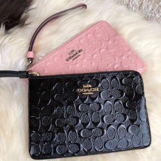 กระเป๋าคล้องมือ COACH F58034 CORNER ZIP WRISTLET IN SIGNATURE DEBOSSED PATENT LEATHER ของแท้