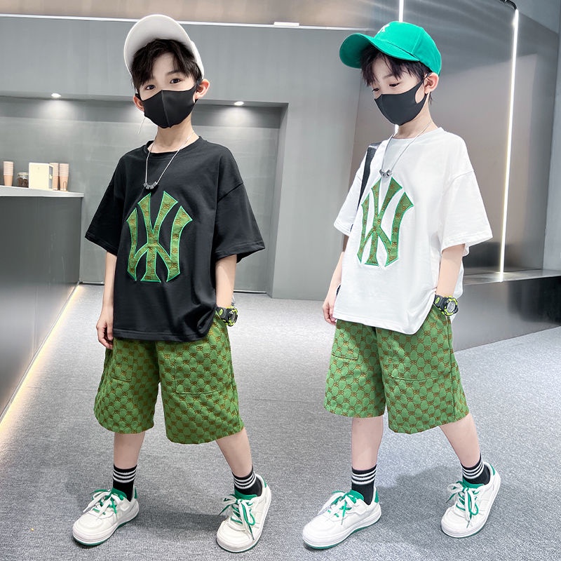 COCO.kid ชุดฤดูร้อนสำหรับเด็กผู้ชายชุดกางเกงขาสั้นแขนสั้นสำหรับเด็กอินเทรนด์แบบใหม่ปี2022ชุดสองชิ้นแฟชั่นลำลองสำหรับเด็