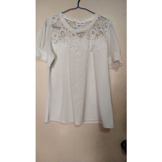 เสื้อผู้หญิง ลูกไม้ แขนจั๊ม ลูกไม้ช่วงบน ตามภาพ สีแขน ใครชอบจัดไปนะคะมือสอง พร้อมส่ง ไหล่ 14" ความยาว25"หน้าอก 40"