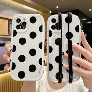 ใหม่ ข้อมือ ซ่อน วงเล็บคู่ เคสไอโฟน 13 Pro Max iPhone 12 Pro Max เคสไอโฟน11 iphone 11 Pro Max เคสไอโฟนxr Xs Max 8 7 plus Case แฟชั่น ลายจุดสีดำ ป้องกันการหล่น นุ่ม เคส