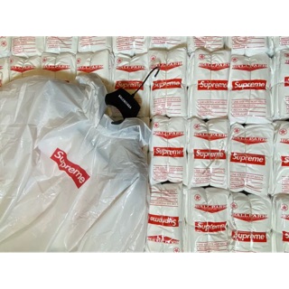 เสื้อกันฝนSupremeเท่ล้ำไม่ซ้ำใคร