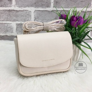 CHARLES &amp; KEITH BASIC SLING BAG (outlet) สีขาวครีม