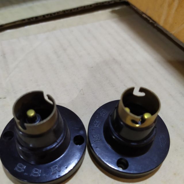 ขั้วแป้นขี้ยวB15ใช้ใส่หลอดแบบเขี้ยวเล็กB15