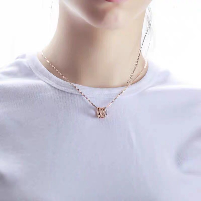 Han Fan Time สร้อยคอโซ่ไทเทเนียม ชุบทอง 18K จี้ตัวอักษรโรมัน สามวงแหวน ประดับเพชรเทียม ของขวัญวันเกิด สําหรับเด็กผู้หญิง