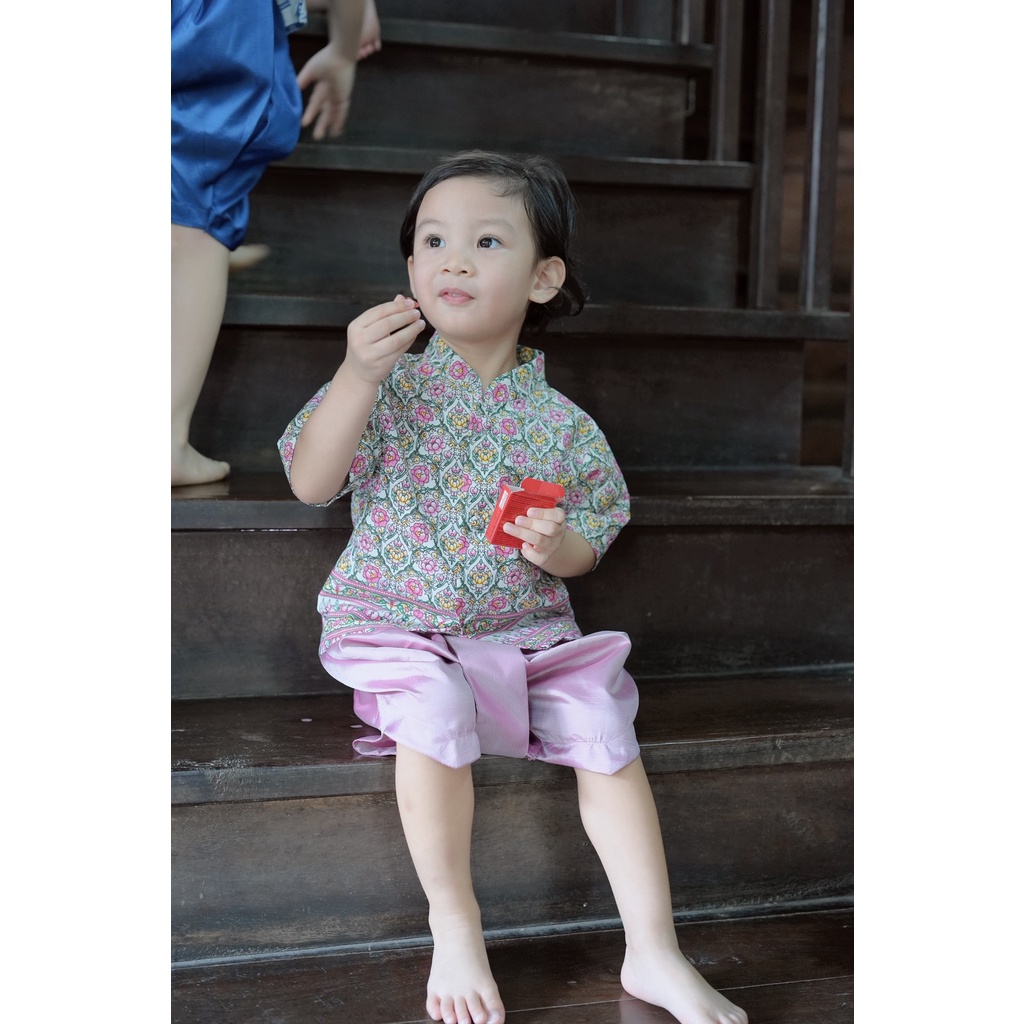 ชุดไทยเด็กชายคอตั้ง ลายมะลิสีขาว ชมพู
