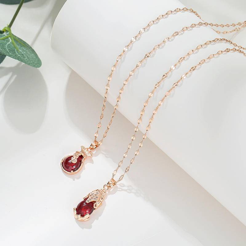 สร้อยคอไทเทเนียม จี้รูปเหรียญนําโชค ประดับเพทาย สีแดง สีโรสโกลด์ 18K สําหรับผู้หญิง