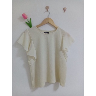 เสื้อสีครีมป้าย LAZY DAISY SIZE M