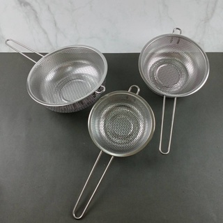 KITCHENWARE_NUMBER1ตะแกรงรูกลมเนื้อหนา มีด้ามจับยาว มี 3 ขนาด