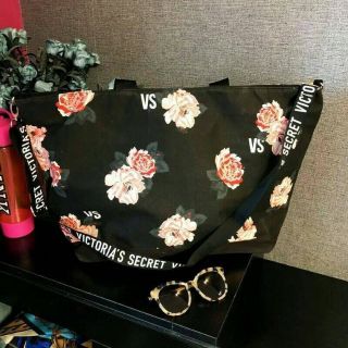 กระเป๋าทรง Tote ใบใหญ่ ทรงสวย เริชชช จากแบรนด์ Victoria’s secret Rose Tote Bag 2018