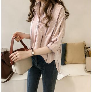 เสื้อเชิ้ตลายทางผู้หญิงแขนสามส่วนท็อปส์ซูเสื้อเชิ้ตด้านล่าง