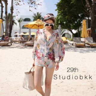 NEW ARRIVAL 
#29thStudiobkk
เสื้อแขนยาวทรงปล่อย ดีเทลจั้มปลายแขนพองๆ ช่วงอกแหวกคอวี คอต่อสายยาว