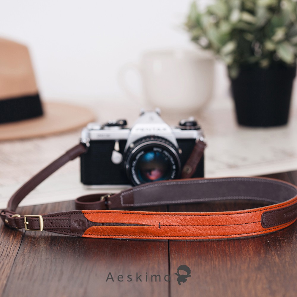 สายกล้องหนังแท้ นุ่มพิเศษ ใช้ได้ทั้งคล้องคอ&มือ ในเส้นเดียวกัน (Convertible-Cognac)