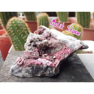 🌸 ผลึกโรโดไนต์ ( Rhodonite )  เป็นผลึกทรงเกร็ดสีชมพู เนื้อละเอียดไม่เงา แบบดิบๆ น่าสะสม🌟